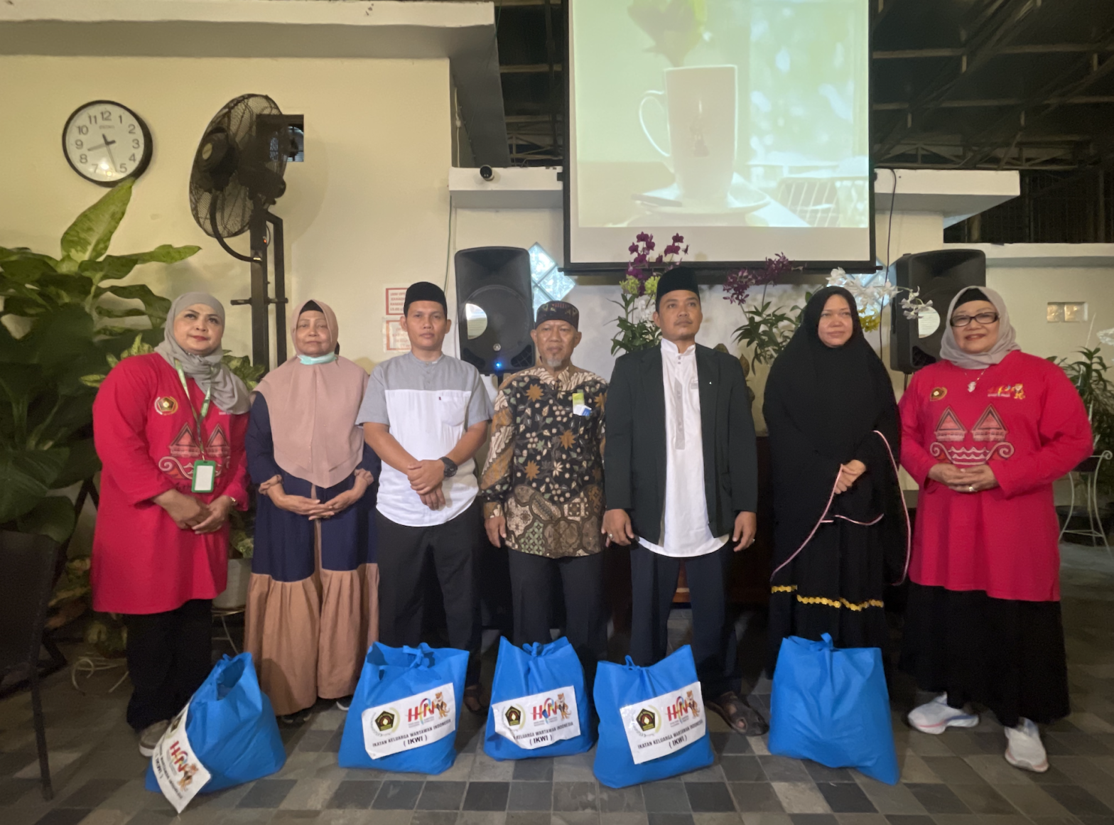 PP IKWI menyerahkan bantuan sosial ke perwakilan panti asuhan dan rumah tahfiz di Medan, Rabu (8/2/2023)
