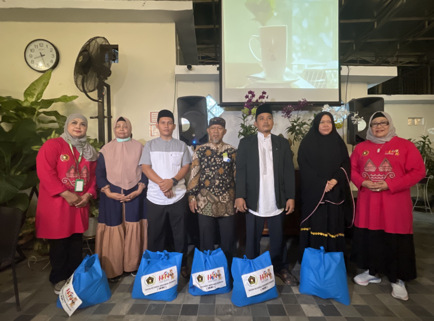PP IKWI menyerahkan bantuan sosial ke perwakilan panti asuhan dan rumah tahfiz di Medan, Rabu (8/2/2023)