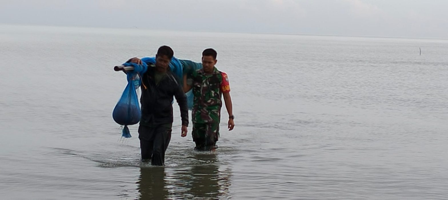 Serda Jumadika Bantu Nelayan Menjaring Udang di Aceh Timur, Selasa (28/3/2023)