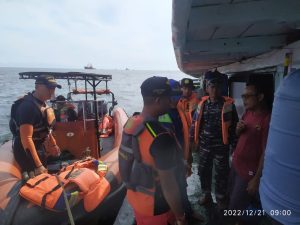 TNI AL Bantu Evakuasi Kecelakaan Kapal di Perairan Tanjung Selokan Sumsel