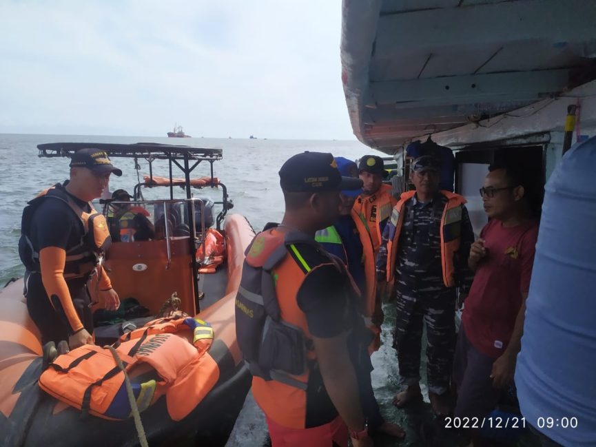 TNI AL Bantu Evakuasi Kecelakaan Kapal di Perairan Tanjung Selokan Sumsel