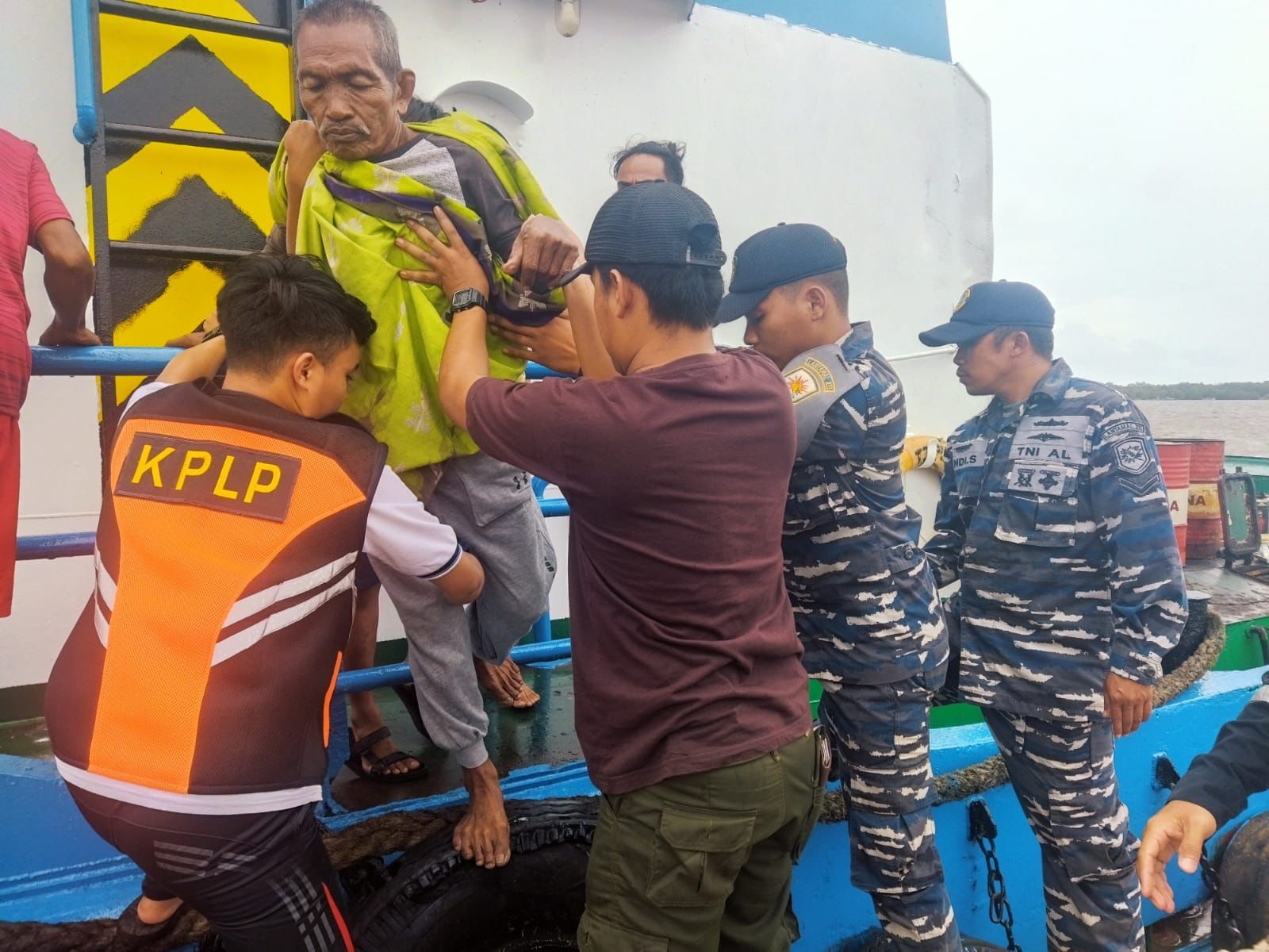 TNI AL Evakuasi 8 ABK di Perairan Kendawangan