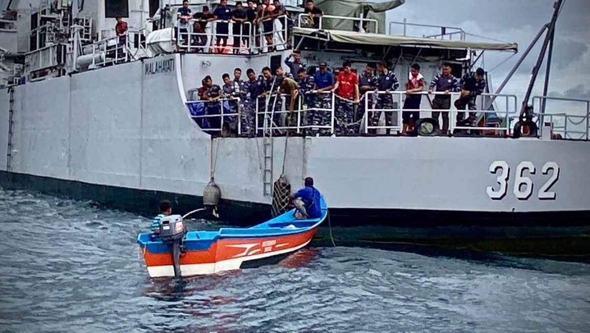 TNI AL Selamatkan Perahu Nelayan di Perairan Salawati dengan KRI Malahayati-362