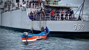 TNI AL Selamatkan Perahu Nelayan di Perairan Salawati dengan KRI Malahayati-362