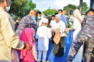 TNI AL bersama Kadin DKI Jakarta Bagikan 2200 Bantuan Paket Lebaran