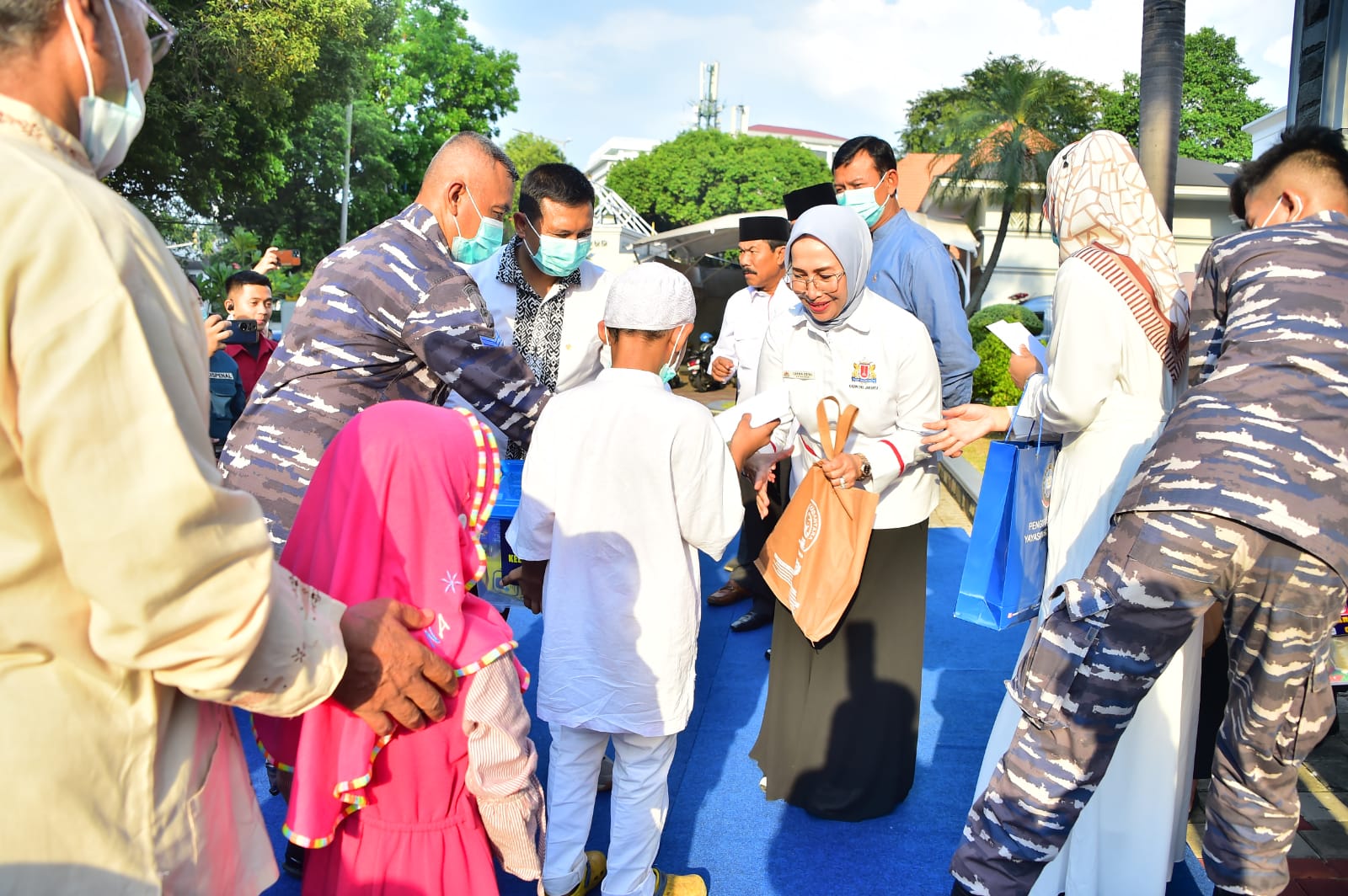 TNI AL bersama Kadin DKI Jakarta Bagikan 2200 Bantuan Paket Lebaran