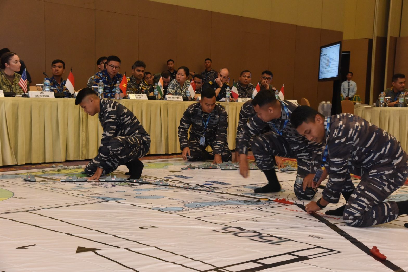 TNI AL dan Peserta Multilateral Naval Exercise Komodo Latihan Bersama Tactical Floor Game