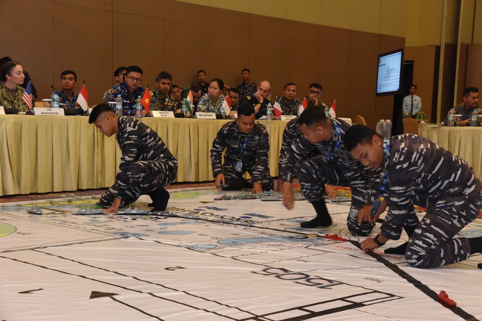 TNI AL dan Peserta Multilateral Naval Exercise Komodo Latihan Bersama Tactical Floor Game