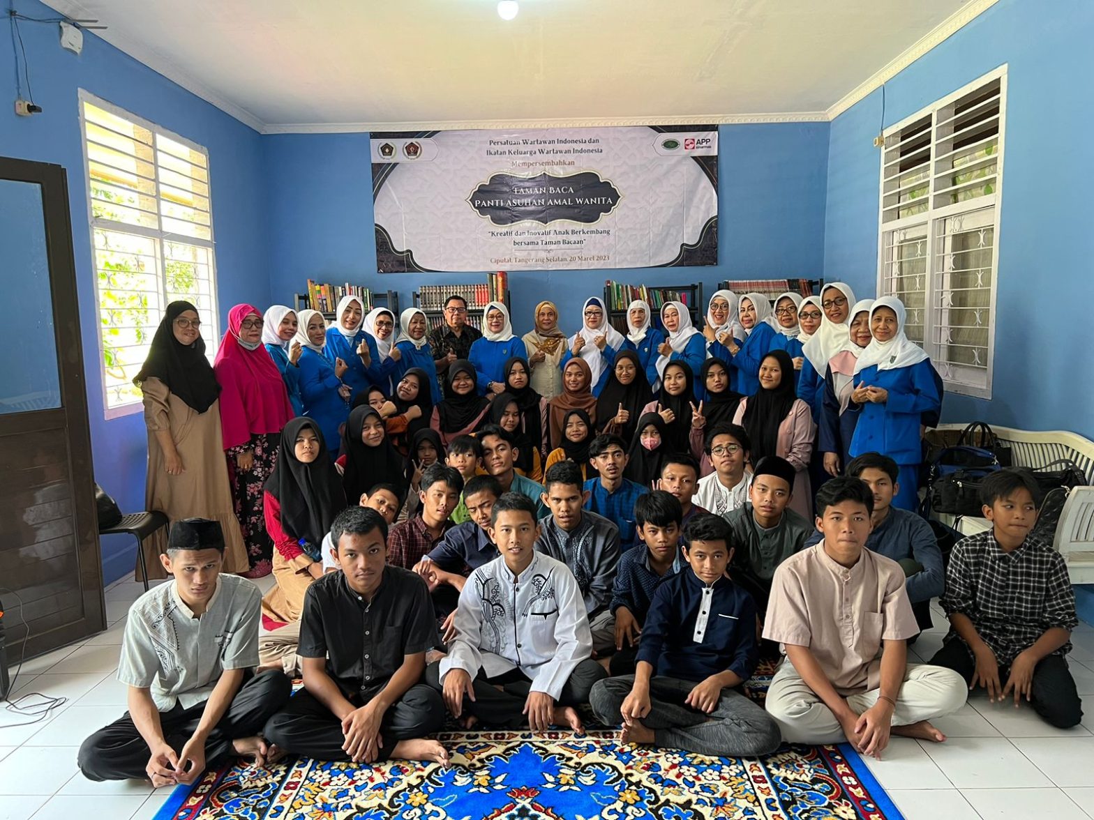 Pengurus Pusat IKWI dan PWI berfoto bersama dengan Pengurus Panti Asuhan Amal Wanita beserta anak-anak.