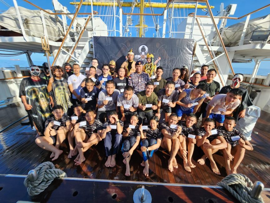 Taruna ASEAN Cadet Sail Resmi Jadi Warga Kehormatan KRI Bima Suci