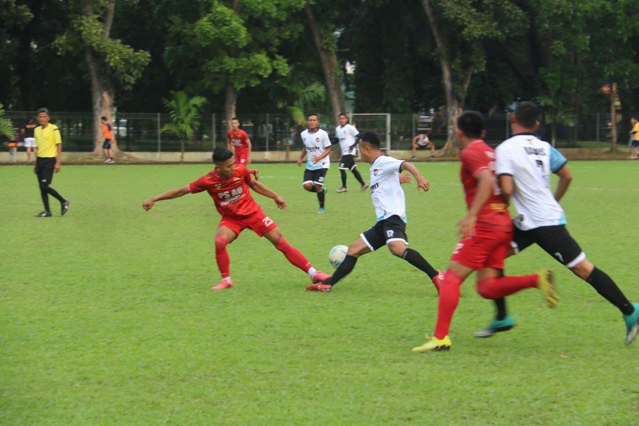 Tim Sepak Bola Yonif Raider 100/PS Berlaga dengan Tim PSAD, Kamis (16/3/2023)