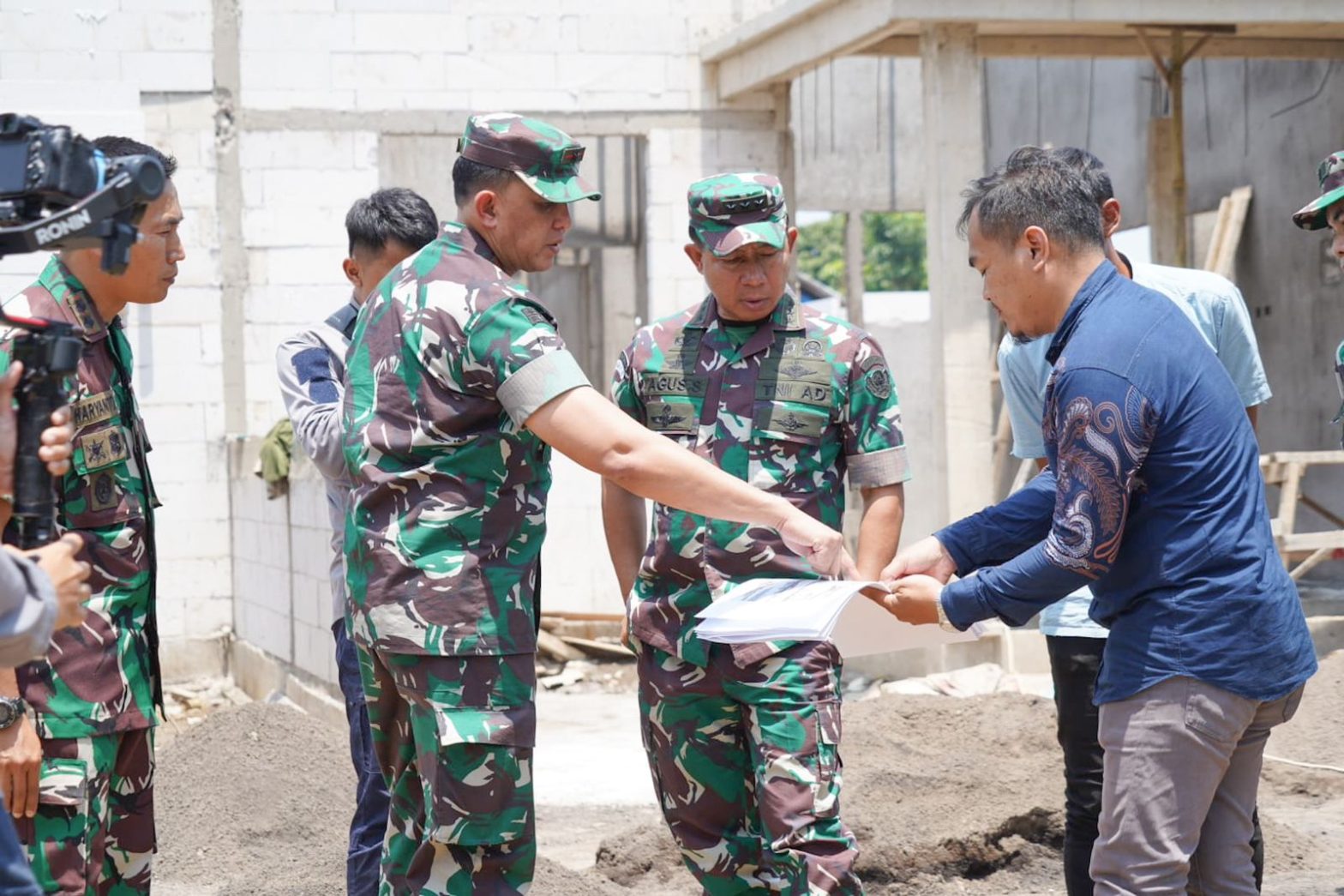 Wakasad didampingi Danrem 061/Surya Kencana Brigjen TNI Rudy Saladin meninjau pembangunan rumah tahan gempa di Cianjur, Senin (13/3/2023). Foto: Dispenad