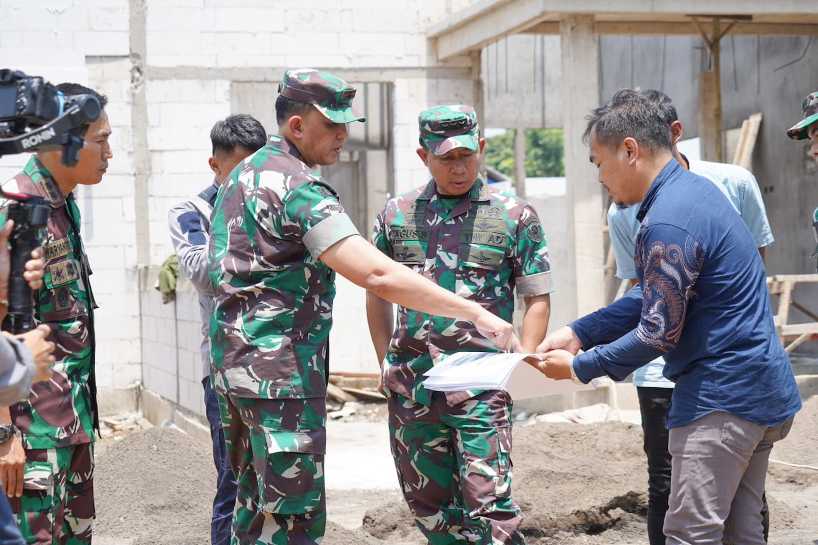 Wakasad didampingi Danrem 061/Surya Kencana Brigjen TNI Rudy Saladin meninjau pembangunan rumah tahan gempa di Cianjur, Senin (13/3/2023). Foto: Dispenad