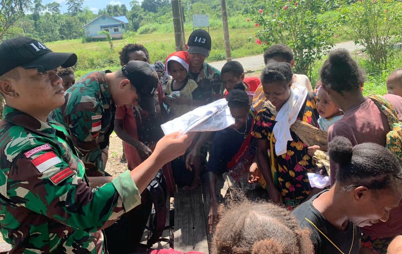 Keerom, indomaritim.com – Satgas Yonif 143/TWEJ yang tergabung dalam Satuan Tugas Pengamanan Perbatasan RI-PNG, di samping melaksanakan tugas pokoknya juga melakukan pendekatan secara humanis kepada masyarakat di perbatasan untuk lebih mempererat keakraban dengan membagikan kebutuhan sandang kepada warga Kampung Bompay, Distrik Waris, Kab. Keerom, Papua, Rabu (7/6/2023). Demikian disampaikan Wadansatgas Yonif 143/TWEJ Mayor Inf Adi Ariyanto dalam keteranganya. “Guna mempererat jalinan persaudaraan bersama masyarakat, pada kesempatan ini Satgas membagikan bantuan berupa pakaian guna memenuhi kebutuhan sandang warga di wilayah pedalaman,” ungkapnya. Kegiatan yang dipimpin langsung Danpos Bompay Satgas Yonif 143/TWEJ Serka Iwan Syahroni ini disambut antusias oleh masyarakat Kampung Bompay, warga sangat gembira dengan kedatangan Satgas yang membagikan bantuan pakaian guna memenuhi kebutuhan sandang mereka. “Warga sangat antusias dan gembira sekali dengan kedatangan kami yang membagikan pakaian walaupun tidak semuanya baru, semoga dengan bantuan yang sangat sederhana ini dapat meringankan beban warga,” ucap Danpos Bompay. Sementara itu, Kepala Kampung Bompay Keven Swo (55) dengan haru mengucapkan banyak terimakasih kepada TNI dari Yonif 143/TWEJ yang telah meluangkan waktu menemui warganya dengan memberikan bantuan pakaian, pihaknya mengaku gembira atas bantuan yang diberikan oleh Satgas. “Saya ucapkan terima kasih kepada Bapak TNI Satgas Yonif 143/TWEJ yang telah memberikan bantuan berupa pakaian untuk warga masyarakat, begitu besar perhatian TNI kepada kami semoga membawa manfaat dan kebaikan,” tuturnya. (WL).