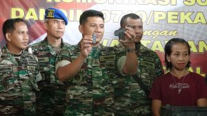 Warga Kota Pekalongan Serahkan Granat dan Pistol Kepada TNI