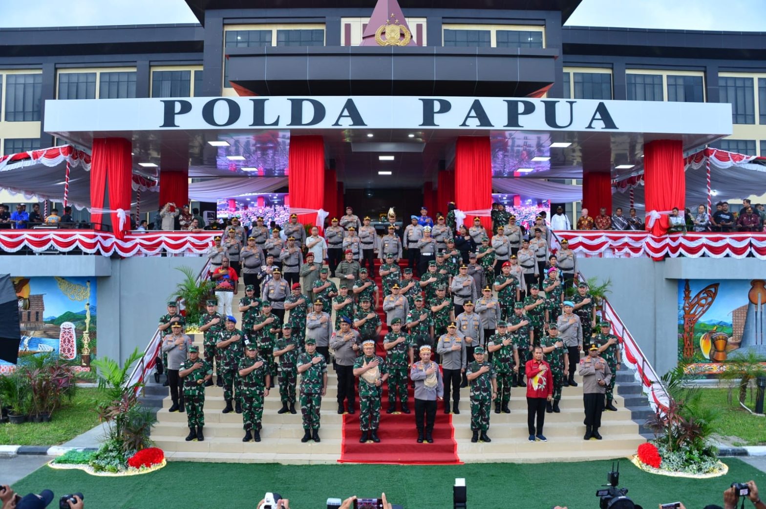 KSAL Muhammad Ali mendampingi Panglima TNI meresmikan Polda Papua