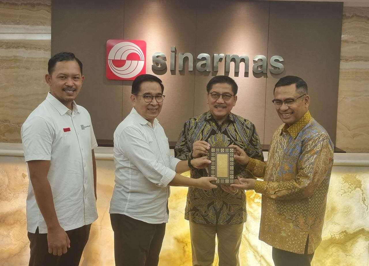 Dewan Pembina Yayasan Muslim Sinar Mas (YMSM), Laksamana TNI (Purn) Prof. Dr. Marsetio menerima sumbangan Al Qur'an dari YMSM di Jakarta (6/3/2023) untuk diteruskan ke masjid-masjid yang berada di Pangkalan TNI AL di pulau terluar, dan kapal perang RI. Foto: YMSM