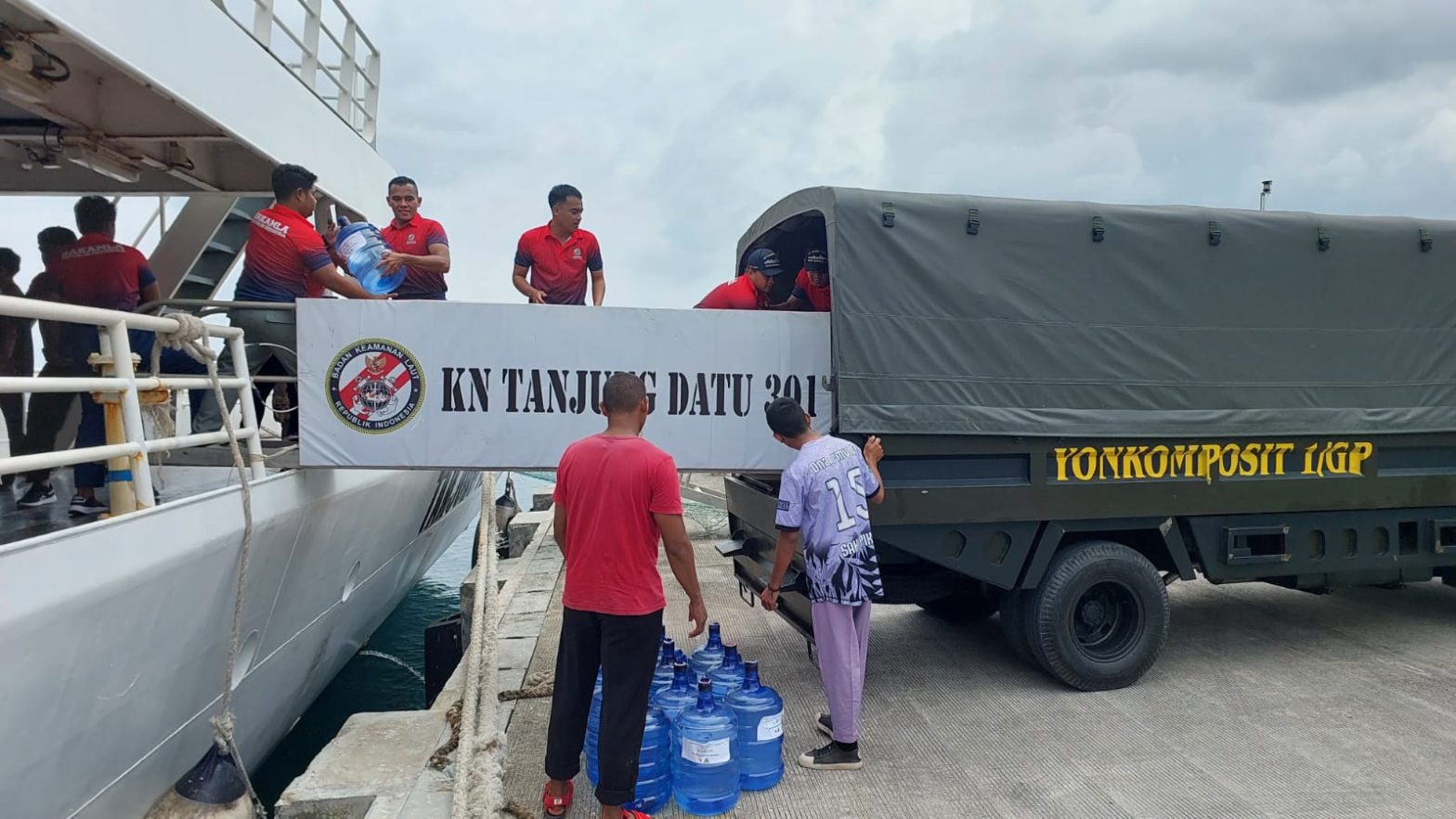 Petugas memuat bantuan sosial ke KN Tanjung Datu-301 untuk diteruskan kepada korban tanah longsor di Pulau Serasan, Natuna, (Foto: Bakamla RI)
