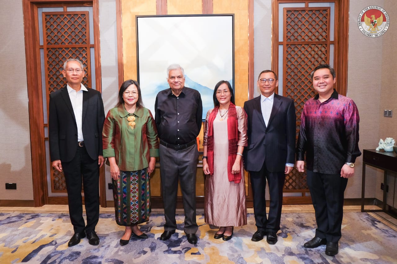 Kepala Perwakilan negara-negara ASEAN di Sri Lanka: Indonesia, Malaysia, Myanmar, Thailand, dan Vietnam bersama Presiden Sri Lanka, Ranil Wickremesinghe di Kolombo. Foto: Indomaritim.com/KBRI Kolombo