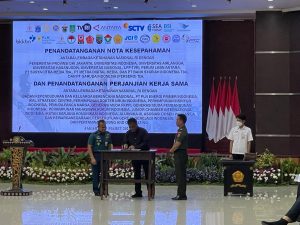Ketua Umum Ikatan Sarjana Komunikasi Indonesia (ISKI), Dr. Dadang Rahmat Hidayat, menandatangani Kerja Sama ISKI denga n Lemhannas RI di Jakarta, Senin (20/3/2023). Foto: indomaritim.com/Roberto Rivelino
