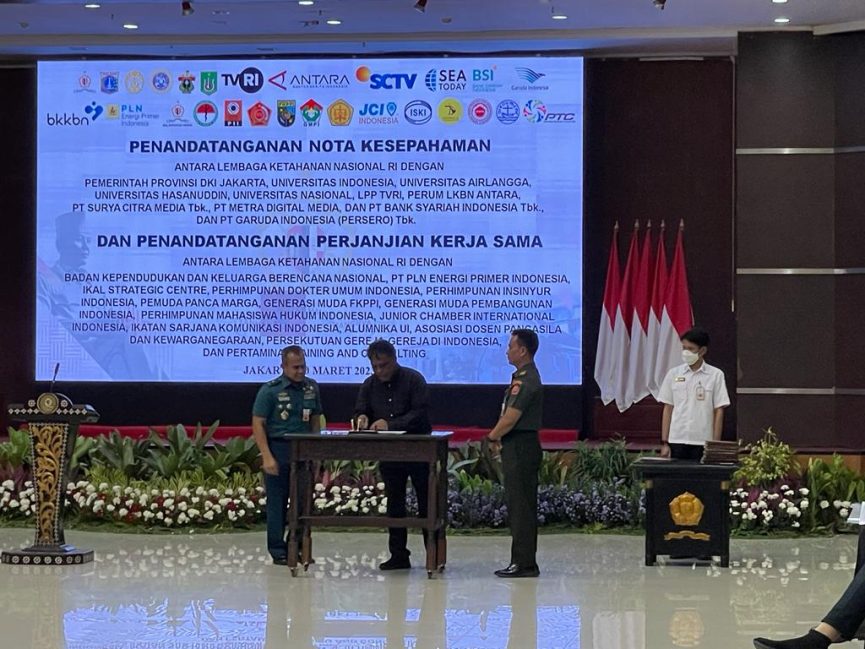 Ketua Umum Ikatan Sarjana Komunikasi Indonesia (ISKI), Dr. Dadang Rahmat Hidayat, menandatangani Kerja Sama ISKI denga n Lemhannas RI di Jakarta, Senin (20/3/2023). Foto: indomaritim.com/Roberto Rivelino