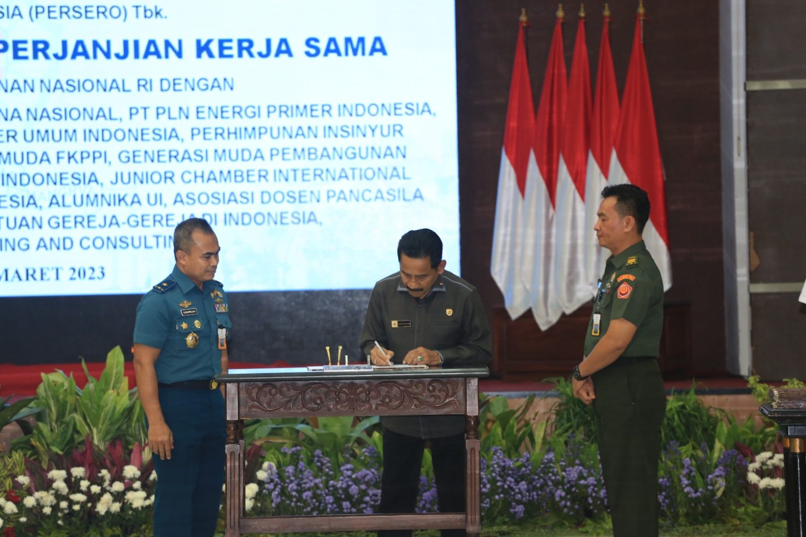 Sekretaris Jenderal ISC, Laksda TNI (Purn) Dr. Surya Wiranto menandatangani Kerja Sama ISC dengan Lemhannas di Jakarta, Senin (20/3/2021). Foto: indomaritim.com/Roberto Rivelino