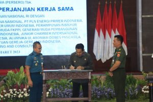 Sekretaris Jenderal ISC, Laksda TNI (Purn) Dr. Surya Wiranto menandatangani Kerja Sama ISC dengan Lemhannas di Jakarta, Senin (20/3/2021). Foto: indomaritim.com/Roberto Rivelino