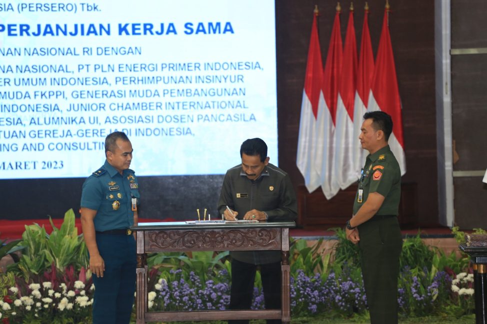 Sekretaris Jenderal ISC, Laksda TNI (Purn) Dr. Surya Wiranto menandatangani Kerja Sama ISC dengan Lemhannas di Jakarta, Senin (20/3/2021). Foto: indomaritim.com/Roberto Rivelino