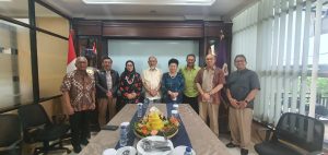 Para alumni Lemhannas KSA XIII berfoto usai meresmikan kantor sekretariat yang baru, di JL. Prapatan No.30, Kwitang, Jakarta Pusat, Selasa (21/3/2023). Foto: Indomaritim.com/Zakir.