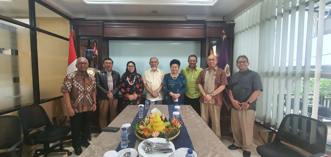 Para alumni Lemhannas KSA XIII berfoto usai meresmikan kantor sekretariat yang baru, di JL. Prapatan No.30, Kwitang, Jakarta Pusat, Selasa (21/3/2023). Foto: Indomaritim.com/Zakir.