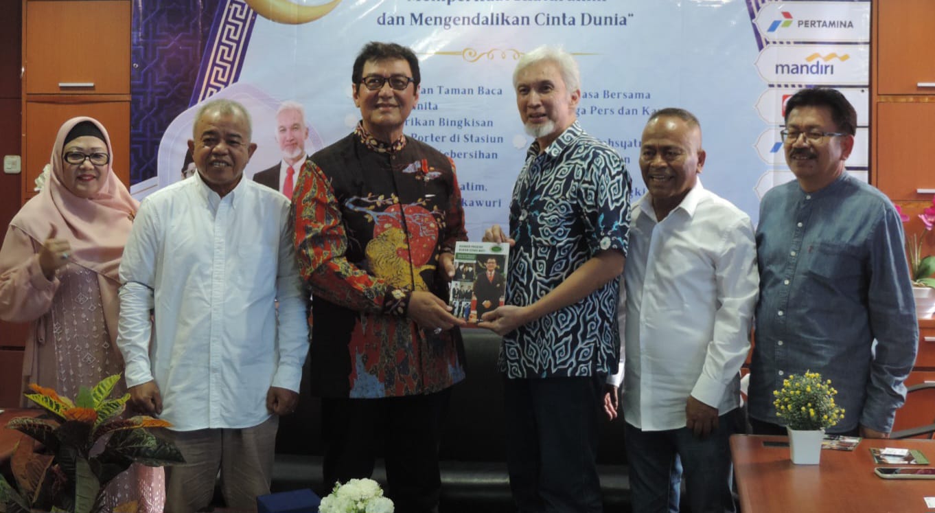 Rahmat Shah dalam acara Harmoni Ramadhan di Jakarta, Rabu (12/4/23) Ketua Umum PWI Atal S Depari, Ketua IKWI Pusat, Indah Kirana, Ustadz Adiwarman Karim, dan Yulian Warman. Foto: indomaritim/AKR