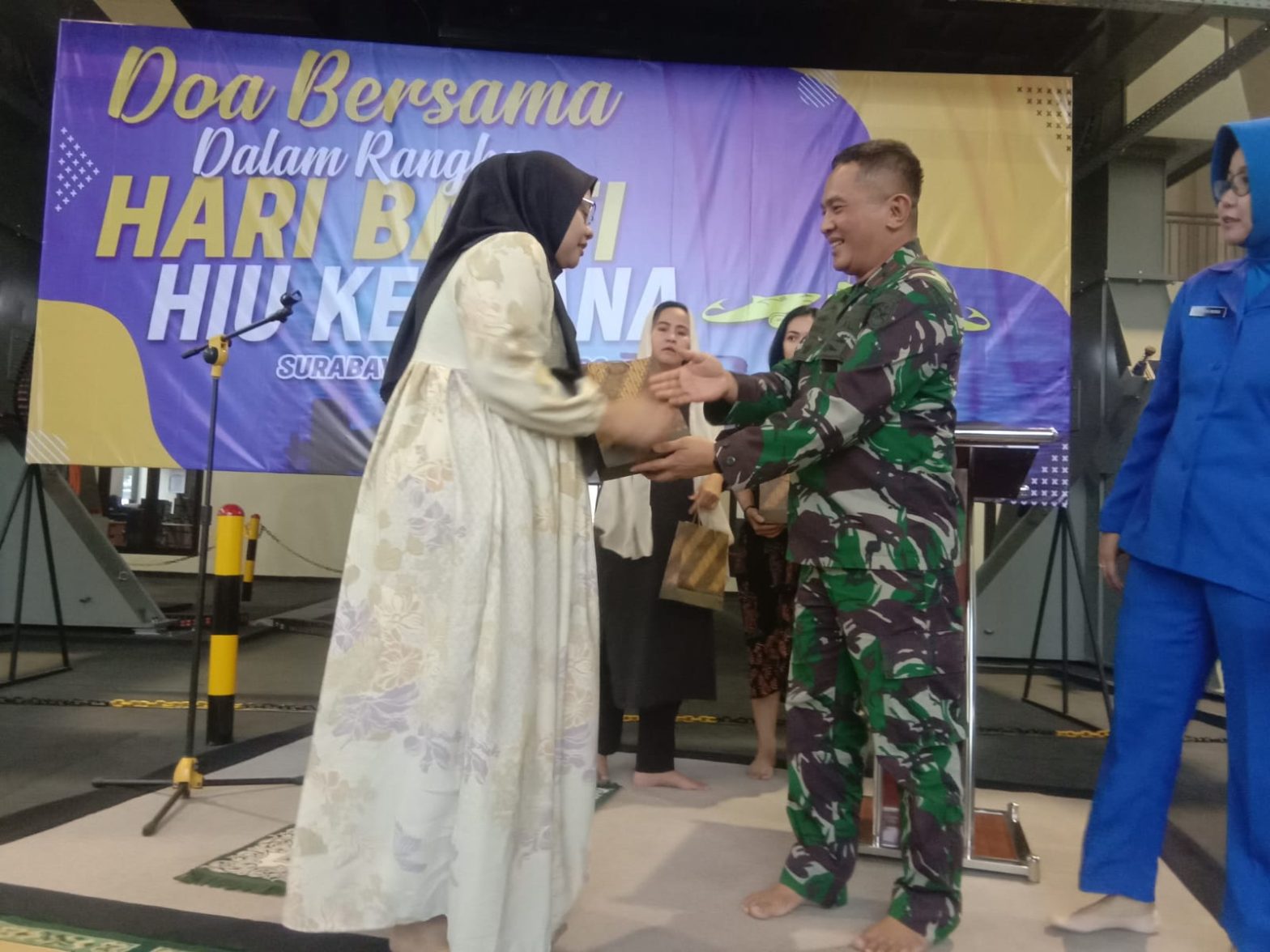 Komandan Komando Operasi Kapal Selam, Koarmada RI, Laksamana Pertama TNI Indra Agus Wijaya, S.H. menyerahkan tali asih kepada warakawuri Patriot Hiu Kencana di Surabaya, belum lama ini. Foto: Indomaritim.co/Wagino