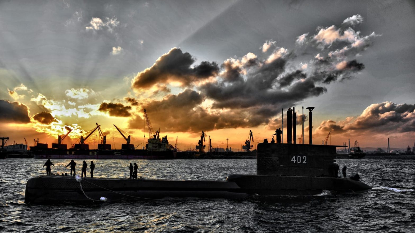 Foto dokumentasi, senja menyambut KRI Nanggala-402 menuju Pangkalan Ujung, Surabaya (Foto: indomaritim.com/Wagino