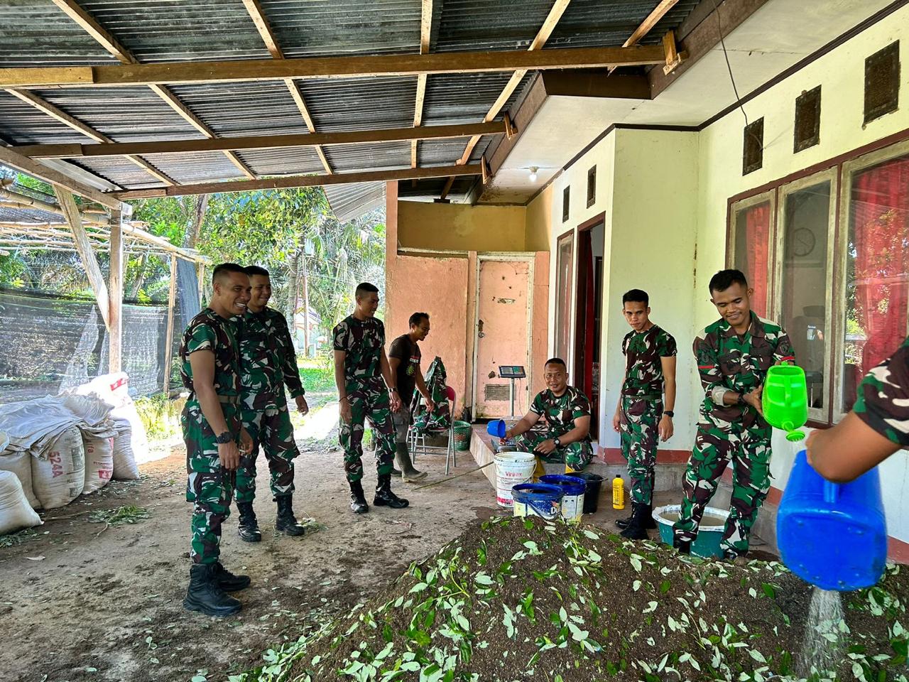 Yonif RK732/Banau Terapkan Pemakaian Pupuk Bokashi untuk Tingkatkan Kesuburan Tanah dan Hasil Panen