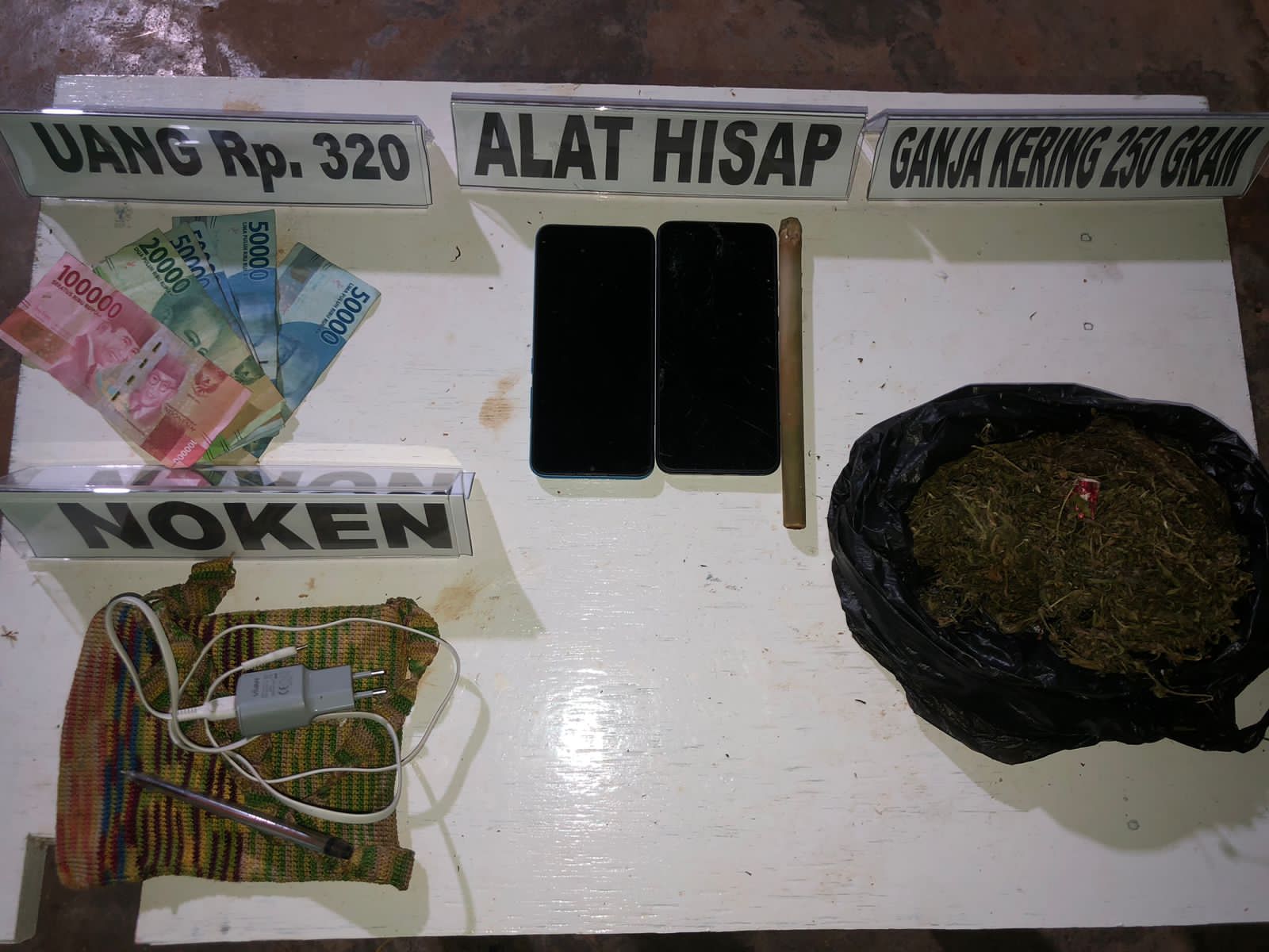 Satgas Pamtas Yonif 725/Woroagi mengamankan barang bukti ganja, Minggu (12/3/2023)