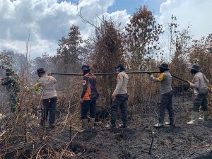 Tim Gabungan Sedang Melakukan Pendinginan Karhutla di Cagar Biosfer GSK