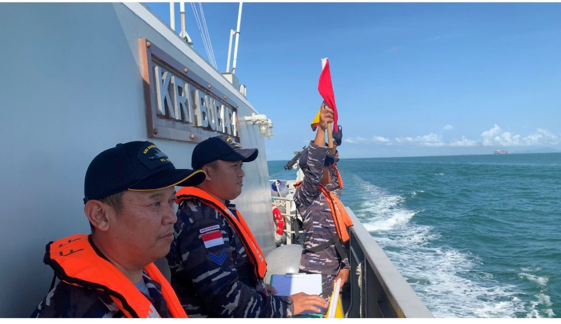 Anak Buah Kapal KRI Bubara-868 menyambut kedatangan kapal perang India, INS Kavaratti P31, saat melintasi Selat Philip masuk ke wilayah Batam, Minggu (14/05). (Foto: Indomaritim.com/Dispenal).