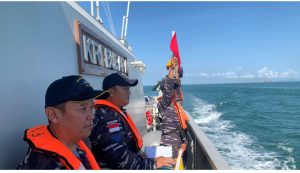 Anak Buah Kapal KRI Bubara-868 menyambut kedatangan kapal perang India, INS Kavaratti P31, saat melintasi Selat Philip masuk ke wilayah Batam, Minggu (14/05). (Foto: Indomaritim.com/Dispenal).