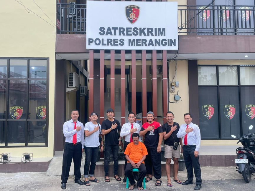 Pelaku rudapaksa (berbaju oranye) hasil tangkapan Satreskrim Polres Merangin difoto bersama anggota tim yang menangkapnya. Foto: Indomaritim.com/IRD