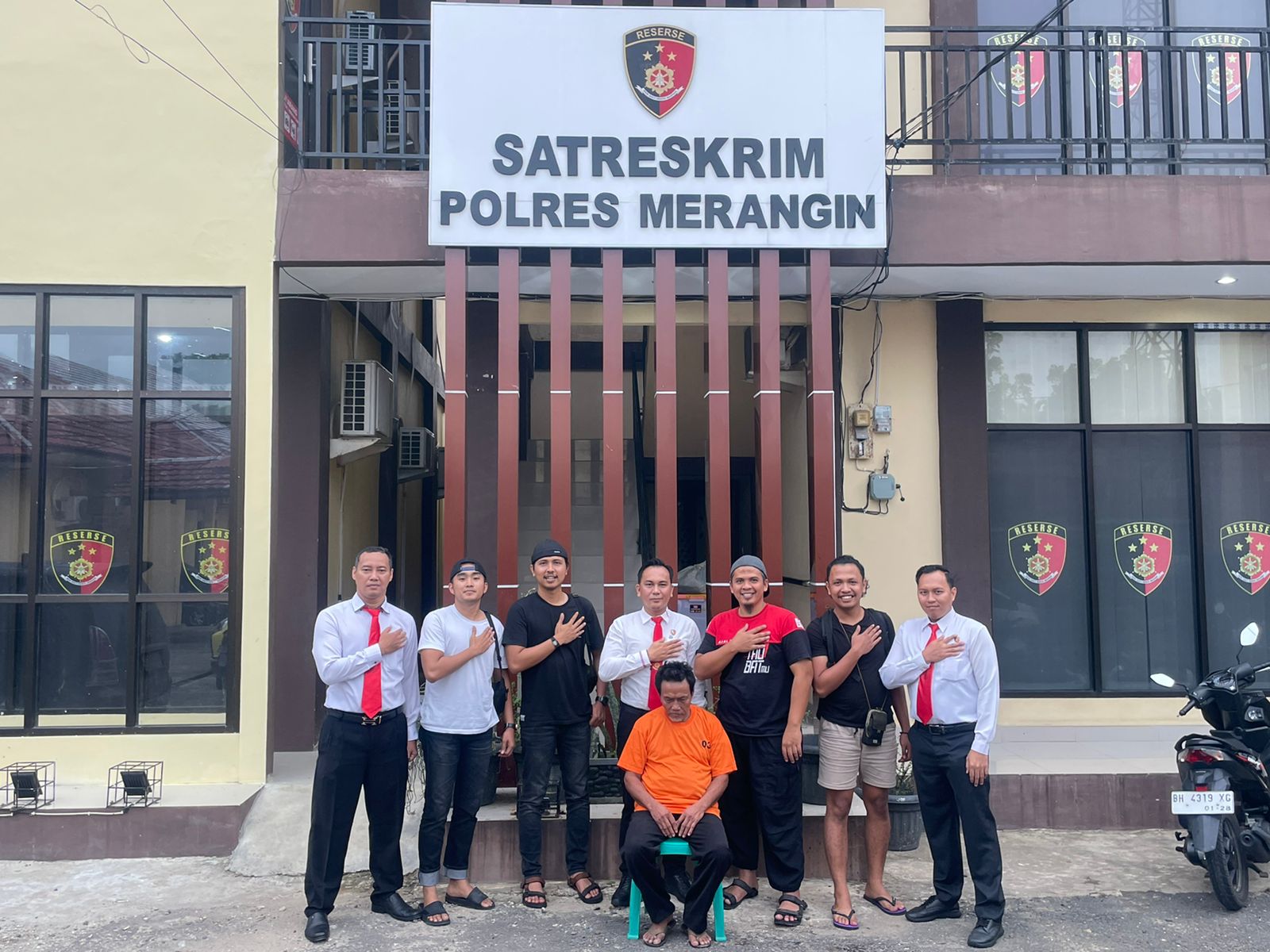 Pelaku rudapaksa (berbaju oranye) hasil tangkapan Satreskrim Polres Merangin difoto bersama anggota tim yang menangkapnya. Foto: Indomaritim.com/IRD
