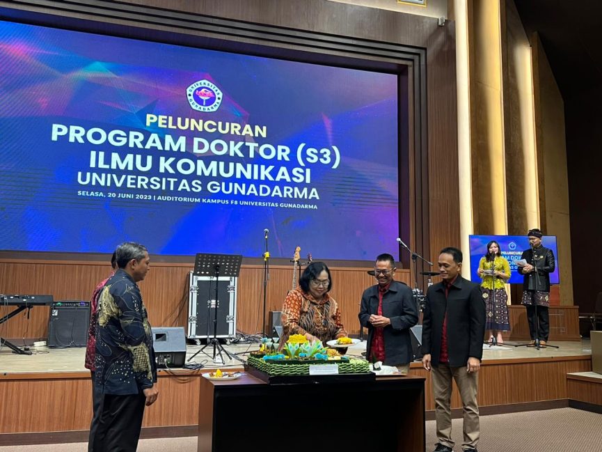 Rektor Universitas Gunadarma, Prof. Dr. ES Margianti memotong nasi tumpeng pada peluncuran Prodi Doktor Ilmu Komunikasi UG di Depok, Selasa (20/6/2023). Foto: Indomaritim.com/Haresti.