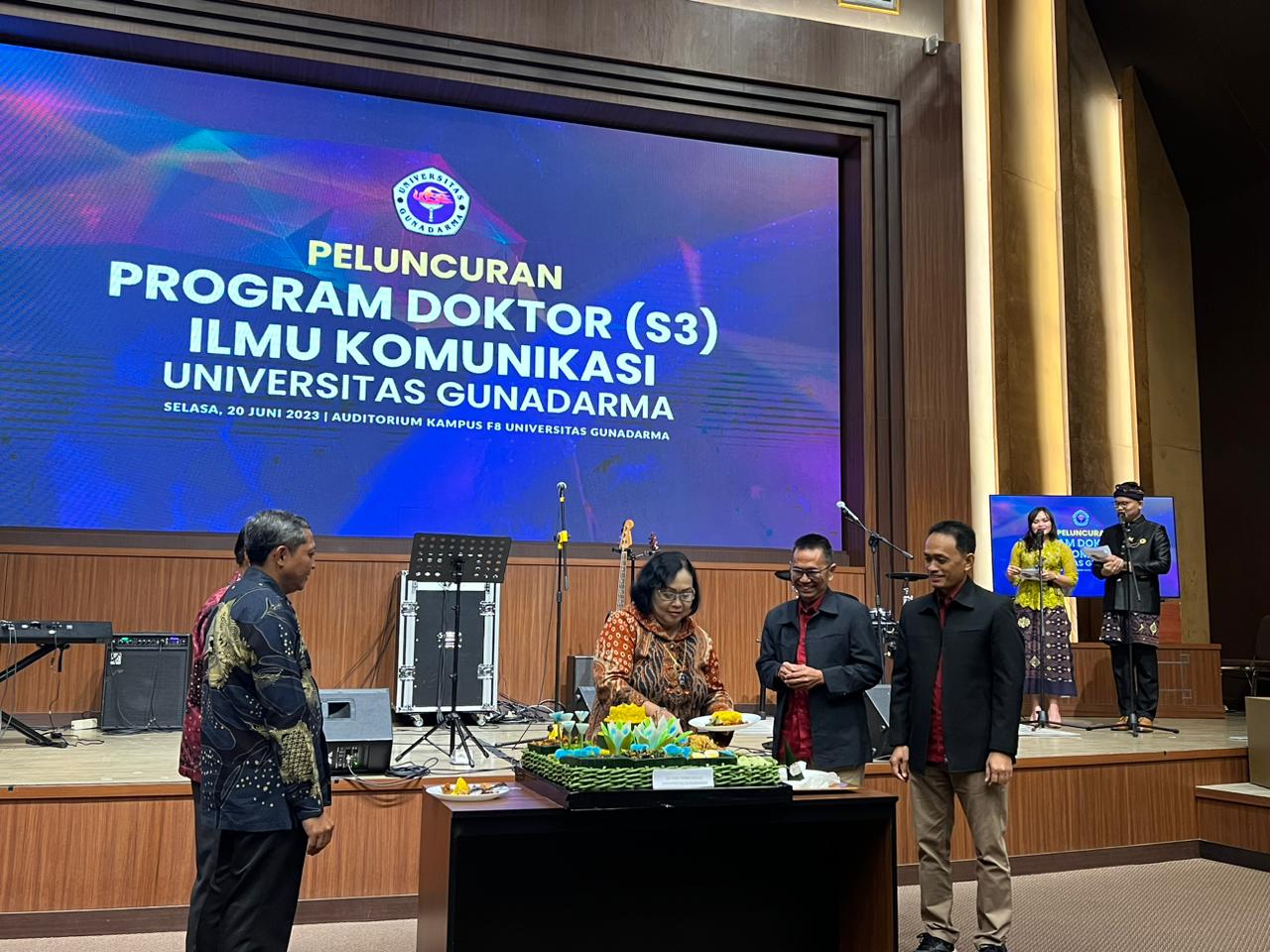 Rektor Universitas Gunadarma, Prof. Dr. ES Margianti memotong nasi tumpeng pada peluncuran Prodi Doktor Ilmu Komunikasi UG di Depok, Selasa (20/6/2023). Foto: Indomaritim.com/Haresti.