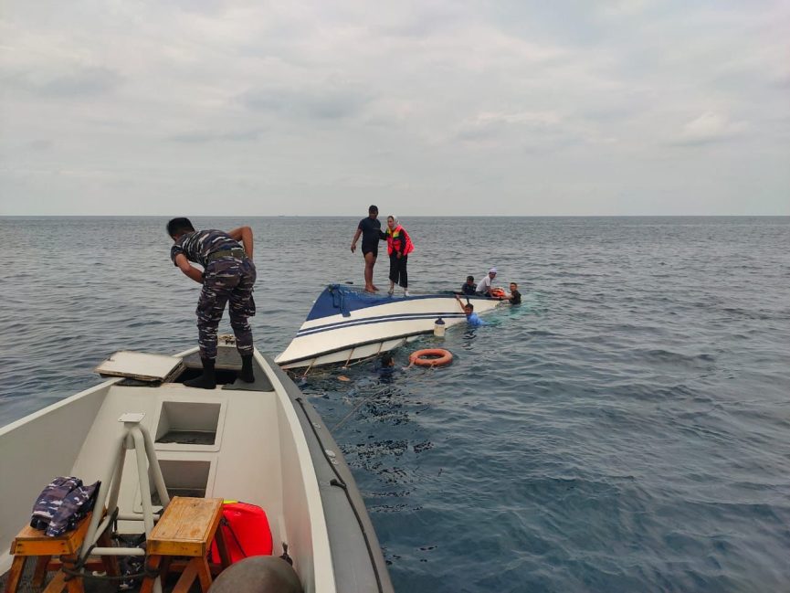 Prajuriti TNI AL selamatkan Bupati Morowali yang mengalami Kecelakaan Laut