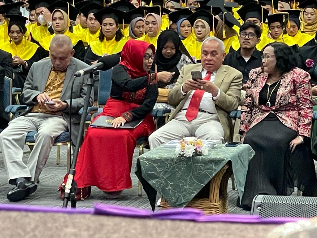 Gubernur Kalimantan Timur, Dr. Ir. Isran Noor, M,Si bersama Rektor Universitas Gunadarma, Prof. Dr. E.S. Margiyanti, dan Kepala Lembaga Layanan Dikti Wilayah III Jakarta, Dr. Ir. Parisyanti Nurwandani mewisuda 2.302 lulusan Universitas Gunadarma (Foto: Ery/Indomaritim)