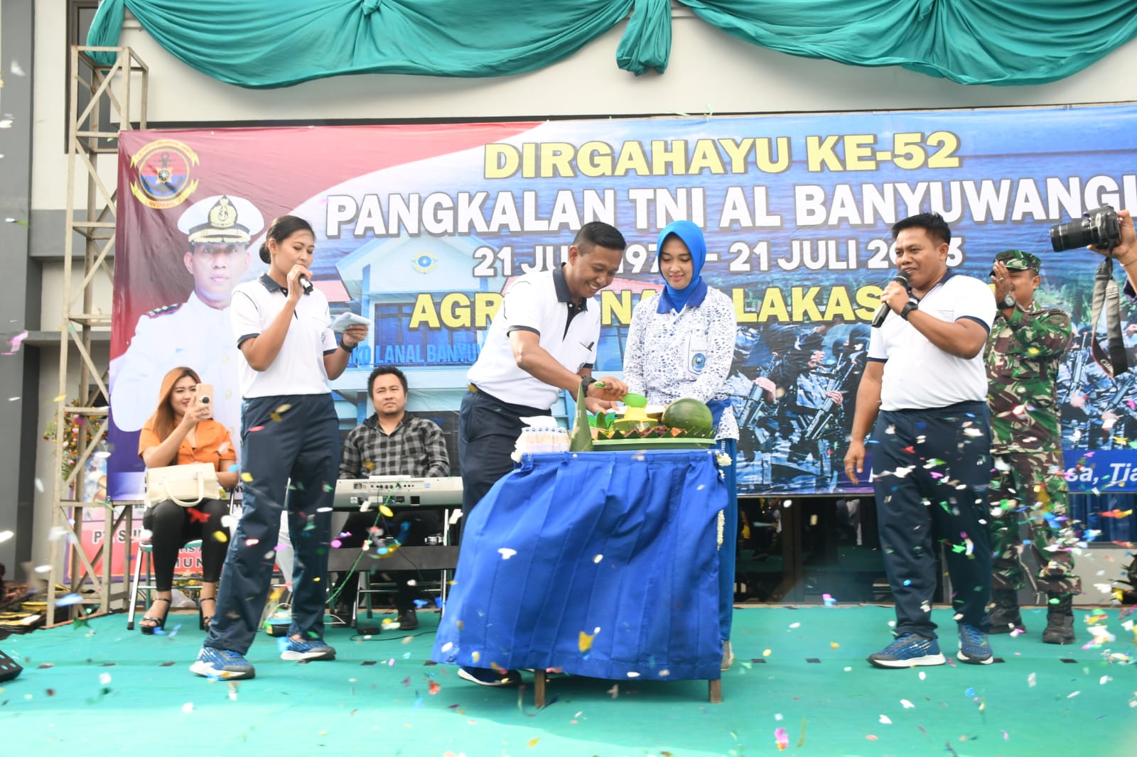 Lanal Banyuwangi Peringati Hari Ulang Tahun ke-52, Danlanal Indra memotong tumpeng